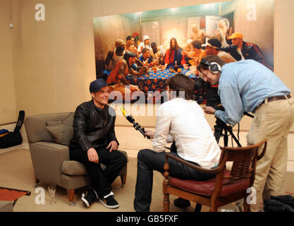 Le photographe et réalisateur américain David LaChapelle en photo est interviewé à la vue privée de l'exposition par le photographe américain David LaChapelle, à Robilant+Voena, Dover Street, dans le centre de Londres. Banque D'Images