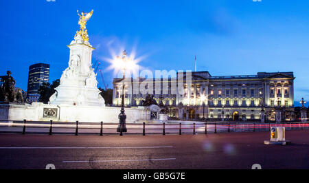 Le monument de Victoria et le palais de Buckingham à Londres nuit UK Banque D'Images