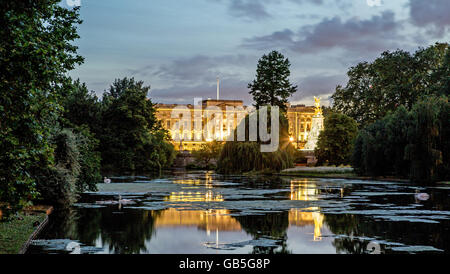 Le palais de Buckingham dans la nuit avec un étang à St James Park London UK Banque D'Images