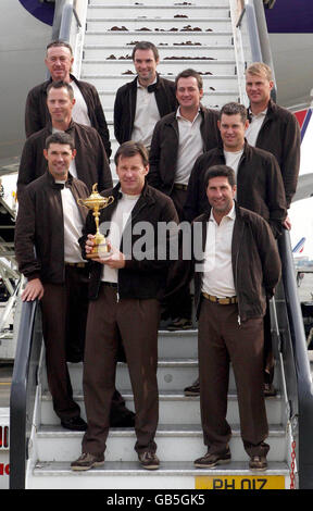 Les membres de l'équipe européenne de la Ryder Cup, dont (dans le sens des aiguilles d'une montre depuis le centre) Nick Faldo, Padraig Harrington, Soren Hansen, Miguel Angel Jiminez, Oliver Wilson, Graeme McDowell, Robert Karlsson, Lee Westwood et Jose Maria Olazabal posent pour les photographes à l'aéroport de Heathrow, Londres. Banque D'Images