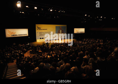 Vince Cable, porte-parole du trésor libéral démocrate, s'adressant à la conférence annuelle de son parti au BIC de Bournemouth. Banque D'Images