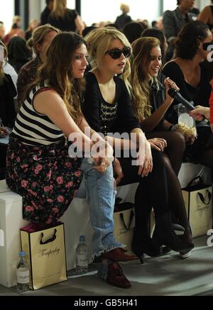 Peaches Geldof (au centre), Cory Kennedy et Alice Dellal au spectacle de la designer Temperley London, pendant la Fashion week de Londres au Howick place 7, Londres, SW1E. Banque D'Images