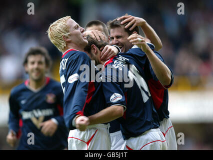 Marcus Stewart de Sunderland célèbre le deuxième but contre Bradford Ville avec Sean Thornton (l) et Kevin Kilbane (r) Banque D'Images