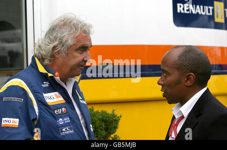 Flavio Briatore, le patron de l'équipe Renault (l), discute avec Anthony Hamilton lors du Grand Prix d'Italie à Monza, en Italie. Banque D'Images