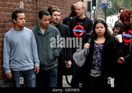 Les parents de Jean Charles de Menezes, Alessandro Pereira (à gauche), Alex Pereira (2e à gauche) et Patricia da Silva Armani (au centre-droit) arrivent pour le début de l'enquête sur sa mort, à l'Oval Brit, à Kennington, dans le sud de Londres. Banque D'Images