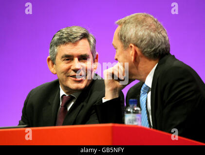 Le Premier ministre Gordon Brown (à gauche) s'entretient avec le secrétaire d'entreprise John Hutton à Manchester Central lors de la conférence du Parti travailliste de 2008 à Manchester. Banque D'Images