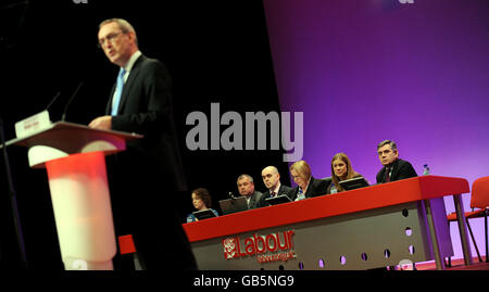 Le Premier ministre Gordon Brown (à droite) regarde, tandis que le secrétaire d'entreprise John Hutton prononce un discours à Manchester Central, lors de la Conférence du Parti travailliste de 2008 à Manchester. Banque D'Images