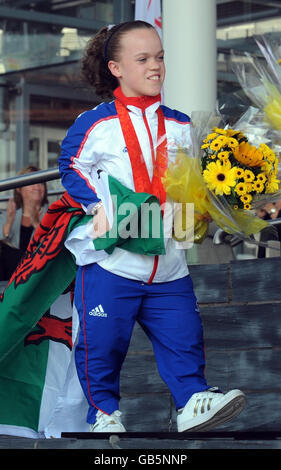 Les Paralympiques ont donné le Bienvenue. des hérosLe nageur Eleanor Simmonds devant le Senedd dans la baie de Cardiff. Banque D'Images