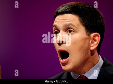 Le secrétaire aux Affaires étrangères David Miliband s'adresse à la conférence du Parti travailliste à Manchester Central, à Manchester. Banque D'Images