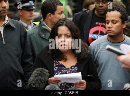 Patricia da Silva Armani (Centre) lit une déclaration à la presse comme Alessandro Pereira (à droite) regarde, après le premier jour de l'enquête sur la mort de leur cousin Jean Charles de Menezes au terrain de cricket ovale dans le sud de Londres. Banque D'Images