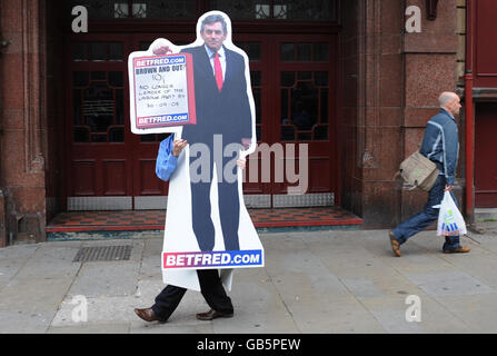 Un bookmaker à Manchester offrant la cote de 10-1 que Gordon Brown ne sera pas Premier ministre d'ici le 30 septembre 2008, avant son discours d'ouverture aujourd'hui à la Conférence du Parti travailliste. Banque D'Images