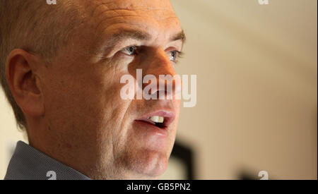 Howard Miller, directeur financier et PDG adjoint de Ryanair, prend la parole lors d'une conférence de presse à l'hôtel Radisson Edwardian, Leicester Square, Londres. Banque D'Images