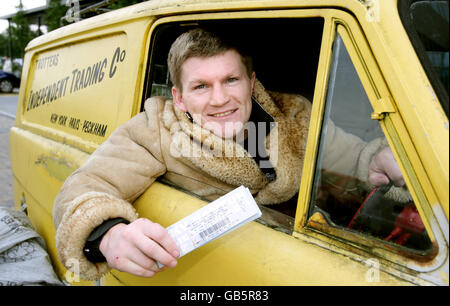 Ricky Hatton détient des billets pour son combat à Las Vegas lors d'une séance photo au Village Premier Hotel, Manchester. Banque D'Images