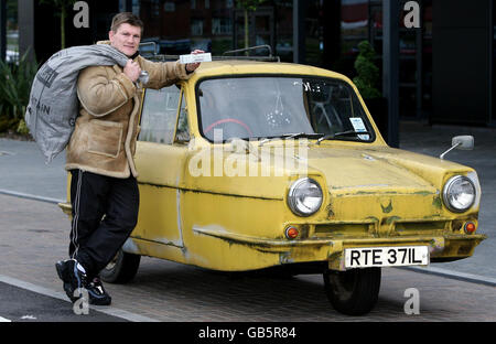 Ricky Hatton détient des billets pour son combat à Las Vegas lors d'une séance photo au Village Premier Hotel, Manchester. Banque D'Images