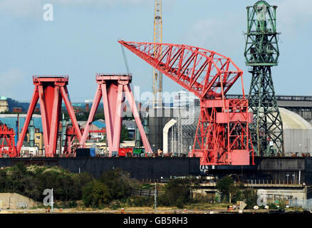 Le chantier naval Swan Hunter sur la rivière Tyne. Les grues sont lentement démantelées sur le chantier naval dormant autrefois célèbre pour avoir employant plus de 1000 travailleurs sur la rivière Tyne. Banque D'Images