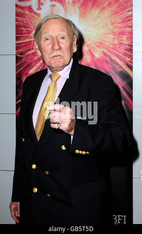 Leslie Phillips arrive pour le BFI: A Story in Pictures Party pour marquer le 75e anniversaire du British film Institute au BFI Southbank dans le sud de Londres. Banque D'Images