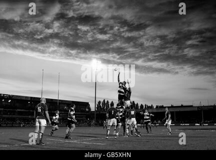 L'Irlande et les Barbarians disputent une ligne lors du match international à Kingsholm, Gloucester. Banque D'Images