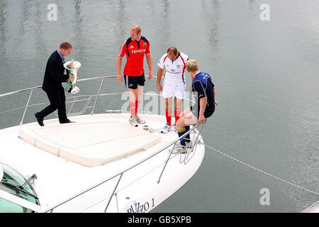 John Corcoran de l'ERC avec la Heineken Cup (à gauche), Leo Cullen de Leinster (à droite) avec Paul O'Connell de Munster (deuxième à gauche) et Rory Best d'Ulster pendant le lancement de la Heineken Cup à la marina près du restaurant Cruzzo à Malahide, Dublin, Irlande. Banque D'Images