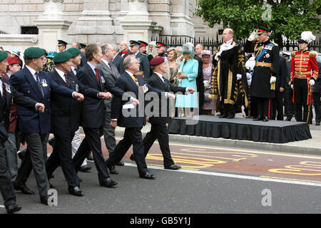 Une marche de 700 anciens combattants au Guildhall pour commémorer les militaires qui ont servi en Irlande du Nord pendant la campagne militaire, opération Banner. Banque D'Images