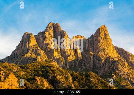 Des pics de montagne au coucher du soleil la lumière près de Porto, Corse, France Banque D'Images