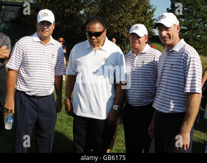 Muhammad Ali rencontre les Etats-Unis des joueurs américains Kenny Perry (à gauche) J.B Holmes et Jim Furyk (à droite) au Valhalla Golf Club, Louisville, Etats-Unis. Banque D'Images