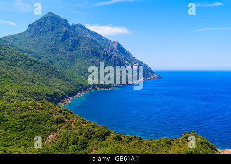 Une vue sur mer baie avec green paysage de montagne sur l'île de Corse, France Banque D'Images