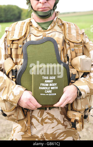 Une comparaison de l'armure de corps de l'Armée britannique. À l'avant se trouve la petite plaque d'armure du corps qui ne couvre que le cœur. Derrière elle est la plaque beaucoup plus grande de l'armure du corps qui couvre l'ensemble de la poitrine. Banque D'Images