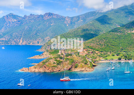 Catamaran hors de la baie de Girolata magnifique avec la mer d'azur, de l'eau Corse, France Banque D'Images