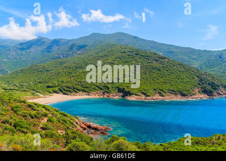 Belle plage isolée avec la mer d'azur de l'eau près de la baie de Girolata, Corse, France Banque D'Images