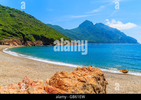 Belle plage isolée avec la mer d'azur de l'eau près de la baie de Girolata, Corse, France Banque D'Images