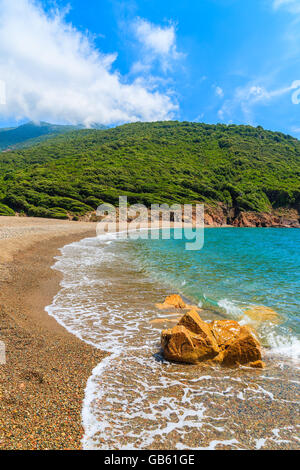 Belle plage isolée avec la mer d'azur de l'eau près de la baie de Girolata, Corse, France Banque D'Images