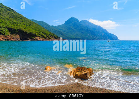 Belle plage isolée avec la mer d'azur de l'eau près de la baie de Girolata, Corse, France Banque D'Images