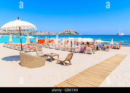 CALVI, CORSE - 28 juin 2015 : une vue de la plage de Calvi avec parasols et chaises longues sur la chaude journée d'été, Corse, France Banque D'Images