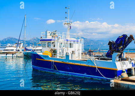 CALVI, CORSE - 28 juin 2015 : bateau de pêche dans le port de Calvi. Cette ville est belle marina et est très prisé des touristes Banque D'Images