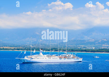 Voir d'amarrage des bateaux de croisière sur la mer bleue en baie de Calvi, Corse, France Banque D'Images