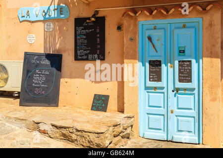 CALVI, CORSE - 28 juin 2015 : portes bleues de restaurant traditionnel dans le port de Calvi. Corse île a beaucoup de lieux chaleureux pour Banque D'Images