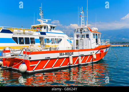 CALVI, CORSE - 28 juin 2015 : navire de sauvetage et d'amarrage bateau à Calvi port. Cette ville a luxurious marina et est Banque D'Images