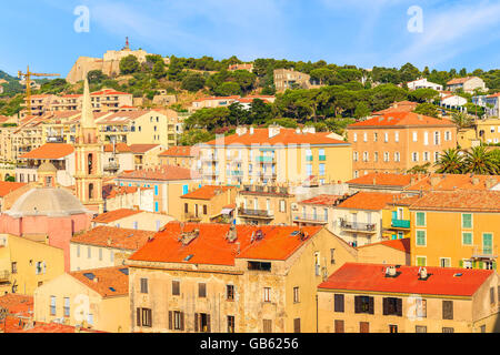 Vue de maisons colorées à Calvi, Corse, l'île de port France Banque D'Images