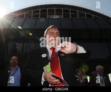 L'ancien vice-premier ministre John Prescott remet des autocollants aux délégués de la conférence du Parti travailliste à Manchester, le deuxième jour de la conférence annuelle du parti. Banque D'Images