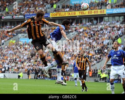 Football - Barclays Premier League - Hull City / Everton - KC Stadium.Michael Turner (à gauche), de Hull City, est à la tête du premier but du match. Banque D'Images