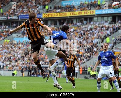 Football - Barclays Premier League - Hull City / Everton - KC Stadium.Michael Turner (à gauche), de Hull City, est à la tête du premier but du match. Banque D'Images