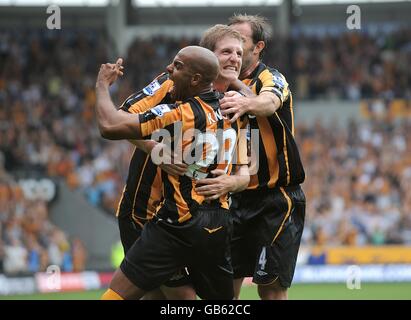 Michael Turner (au centre), de Hull City, célèbre le premier but du match, avec les coéquipiers Marlon King (à gauche) et Ian Ashbee. Banque D'Images