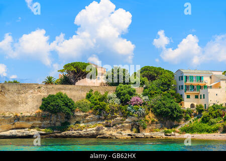 Maisons sur la côte de l'île de Corse à Saint Florent ville, France Banque D'Images