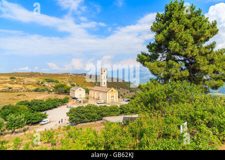 Église dans petit village de Sant Antonino dans paysage de montagne corse, France Banque D'Images