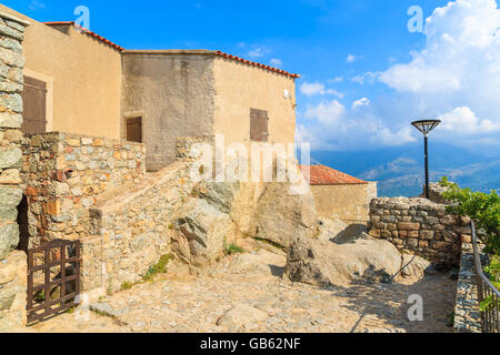 Vieilles maisons typiquement corse dans petit village de Sant Antonino, Corse, France Banque D'Images