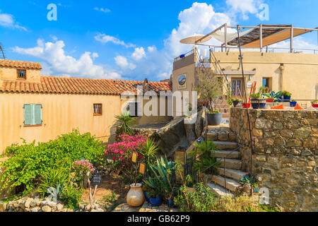 SANT ANTONINO, CORSE - 30 juin 2015 : petit restaurant parmi les maisons traditionnelles dans le vieux village médiéval de Sant Antonino Banque D'Images