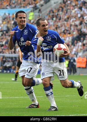 Leon Osman d'Everton (à droite) célèbre avec le coéquipier Tim Cahill, après avoir marquant le quatrième but du match. Banque D'Images