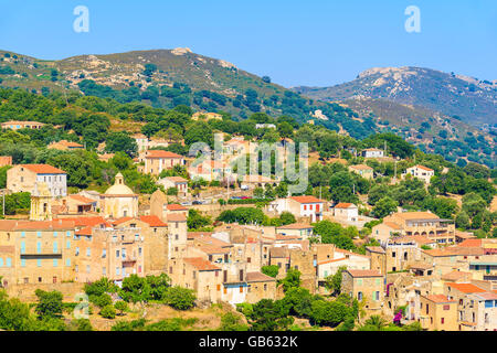 Avis de cateri village avec maisons en pierre construit en style traditionnelle corse au sommet d'une colline, Corse, France Banque D'Images