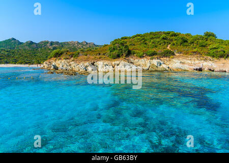 La mer d'azur de l'eau sur la côte de l'île de Corse près de Bonifacio ville, France Banque D'Images