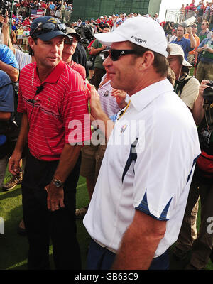 Le capitaine américain Paul Azinger avec le capitaine européen Nick Faldo le 17 suivant les singles lors de la 37e Ryder Cup au Valhalla Golf Club, Louisville, Etats-Unis. Banque D'Images